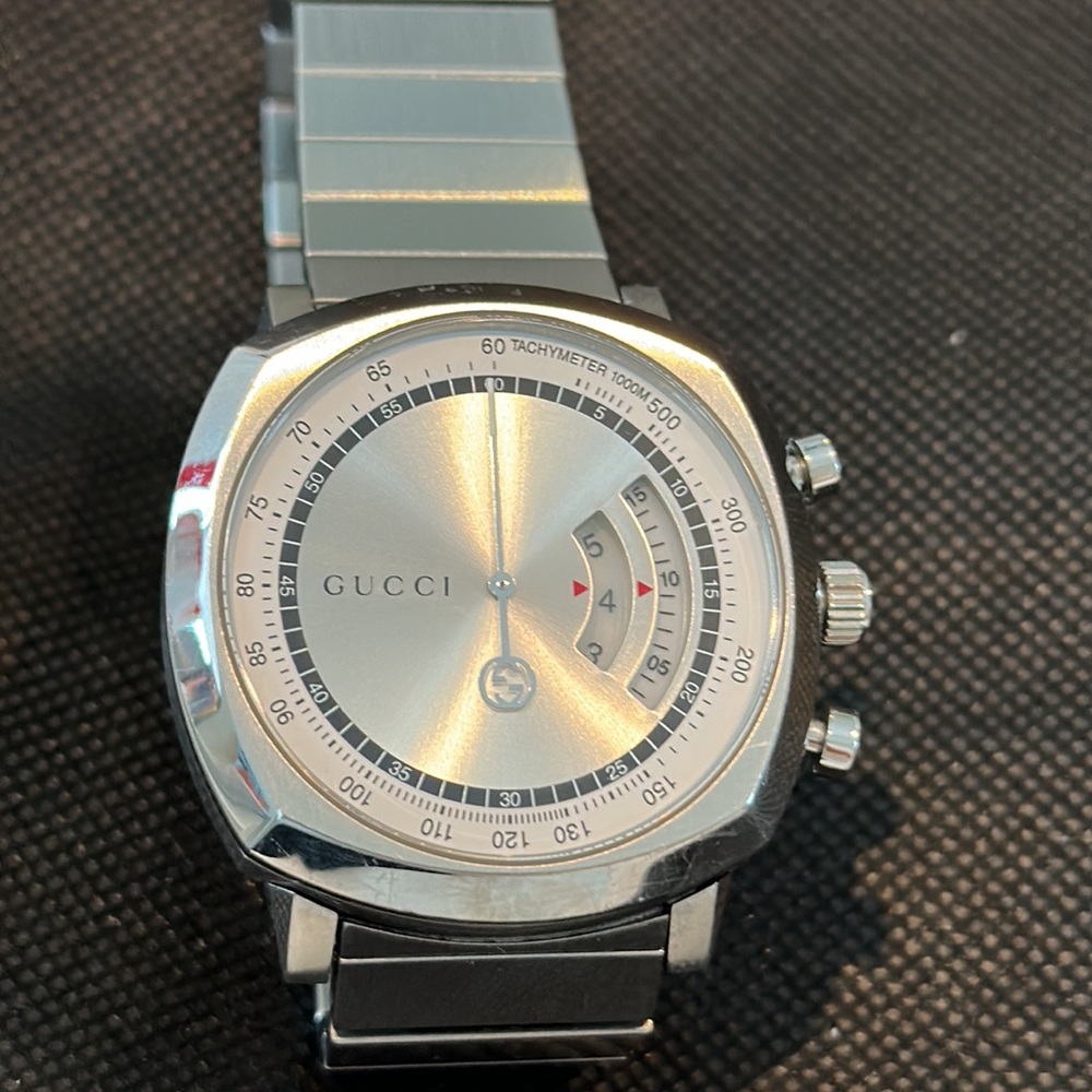 Men’s Gucci watch looks excellent